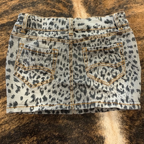 Rue 21 size 1/2 gray and cheetah print jean mini skirt - Picture 6 of 6